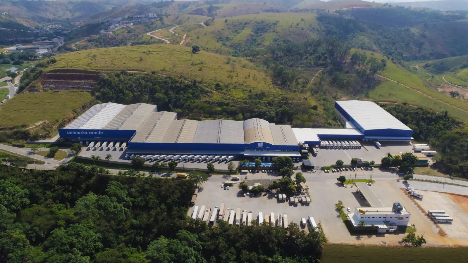 Vista aérea da sede da Unimarka cercada de área verde