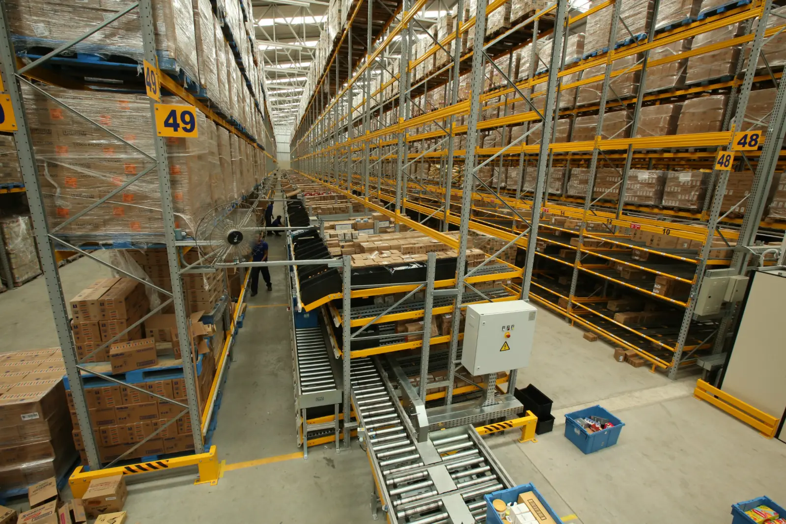Corredor de estantes do centro de distribuição